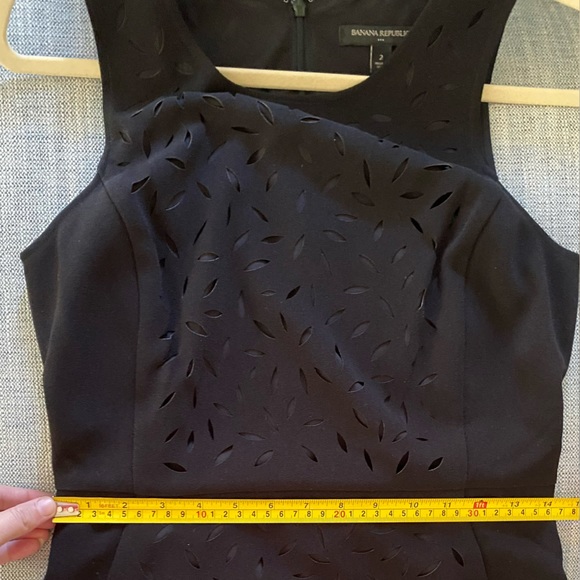 Banana Republic Factory Sleeveless Laser-Cut Sheath Dress 2 - Picture 7 of 8